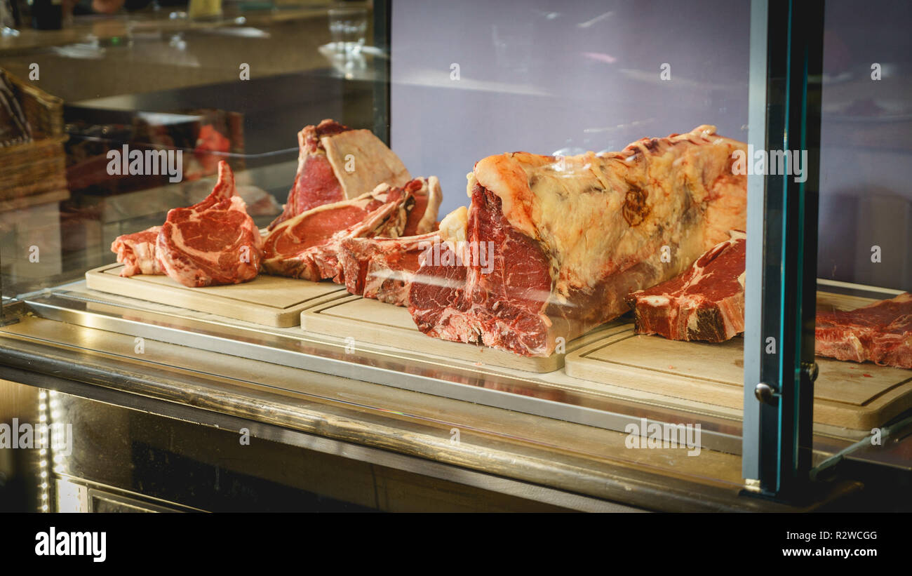 Gegrilltes florentiner steak -Fotos und -Bildmaterial in hoher ...