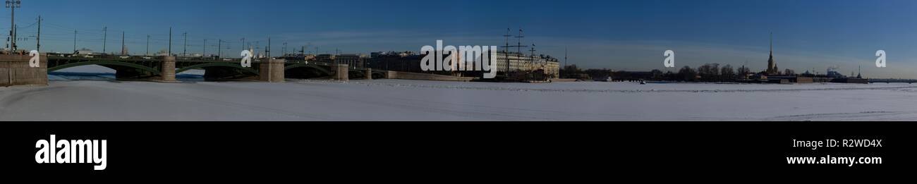 Winter Panorama von St. Petersburg mit Blick auf die Brücke und Peter und Paul Kathedrale. Auf dem gefrorenen Fluss Newa patrol Hovercraft Emercom. Stockfoto