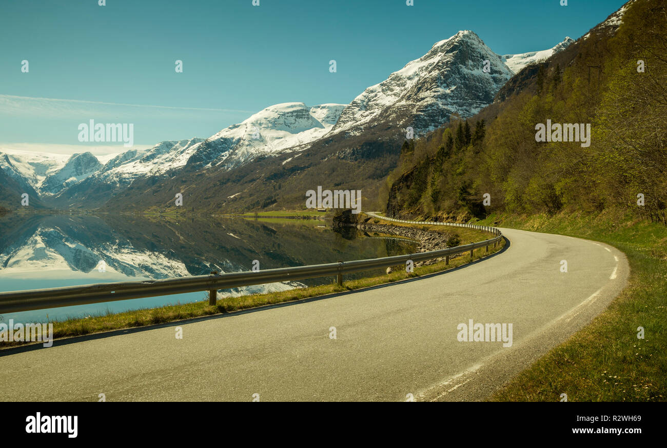 Straße entlang einem Fjord in Norwegen Stockfoto