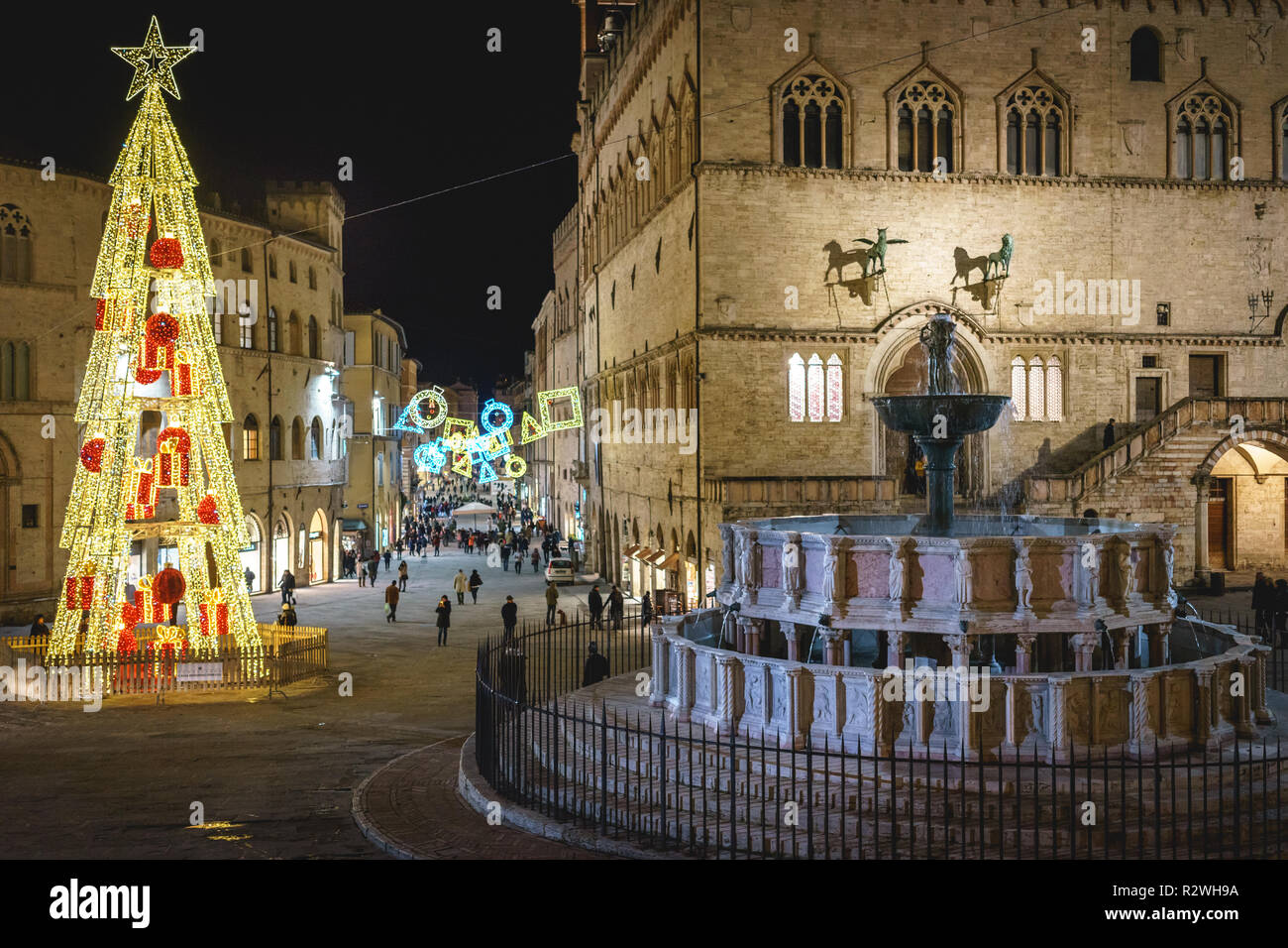 Perugia, Italien - Januar 2018. Der Hauptplatz mit der mittelalterlichen Fontana Maggiore und der Palazzo dei Priori (Rathaus), mit einem Weihnachtsbaum. Stockfoto