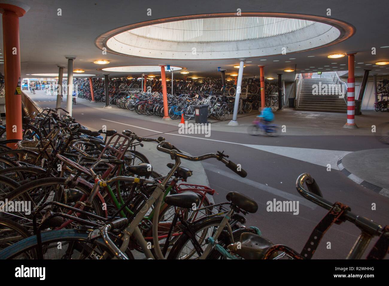 Fahrrad parken in Groningen Hauptbahnhof Stockfoto