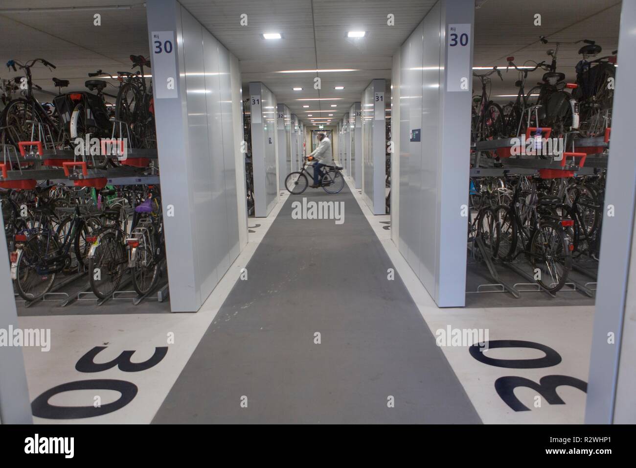 Fahrrad Parkhaus am Hauptbahnhof Utrecht. Das größte Fahrrad parken in der Welt (für 12.500 Fahrräder) Stockfoto