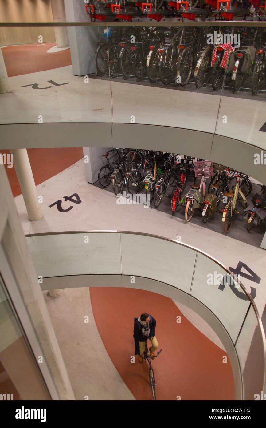 Fahrrad Parkhaus am Hauptbahnhof Utrecht. Das größte Fahrrad parken in der Welt (für 12.500 Fahrräder) Stockfoto