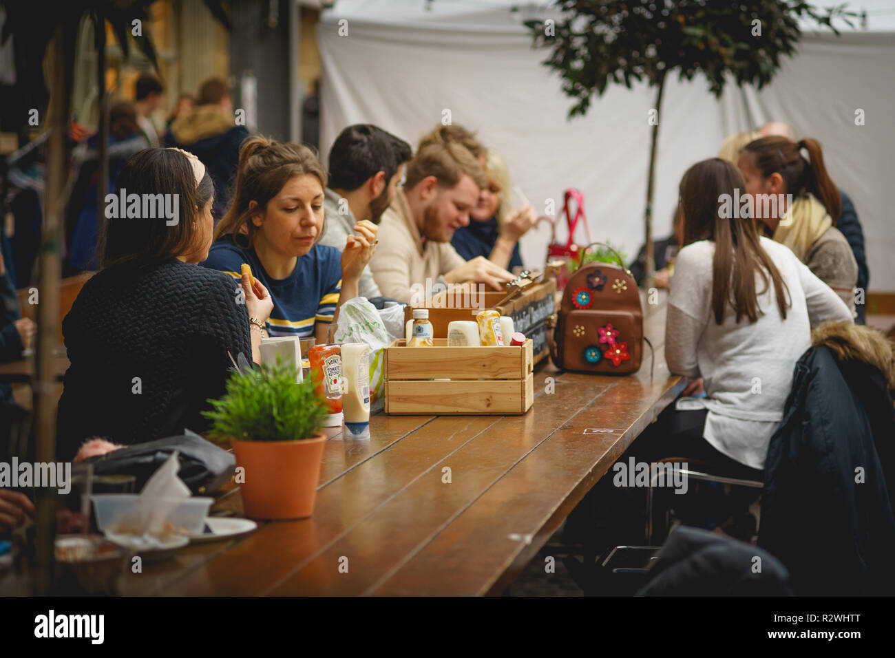 London, UK - Januar 2018. Junge Menschen in eine Kneipe in Greenwich Market zu plaudern. Stockfoto