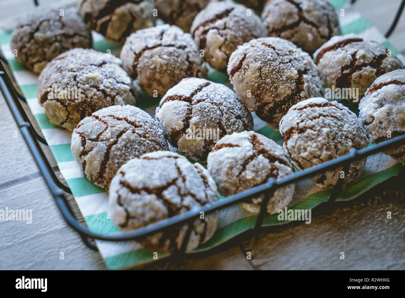 Nahaufnahme der Schokolade crinkle Cookies in einem Korb auf einem Holztisch. Querformat. Stockfoto