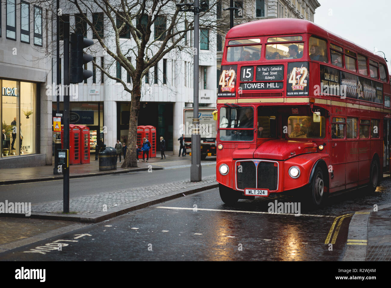 London, UK - Februar, 2019. Ein Vintage roten Doppeldeckerbus (routemaster) in einer ruhigen Straße im Zentrum von London. Stockfoto