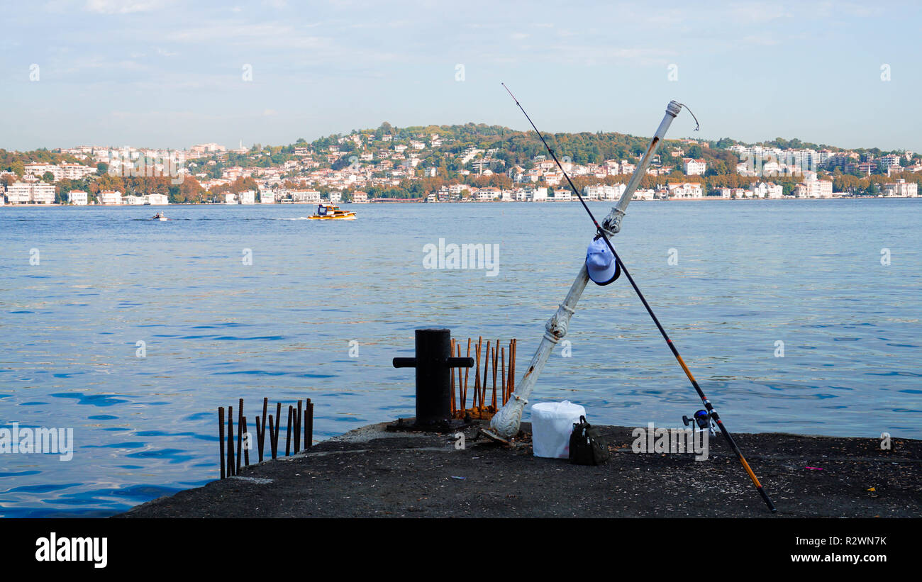 Angelrute vom bosphours Istanbul, Türkei. Angeln Szene. Stockfoto