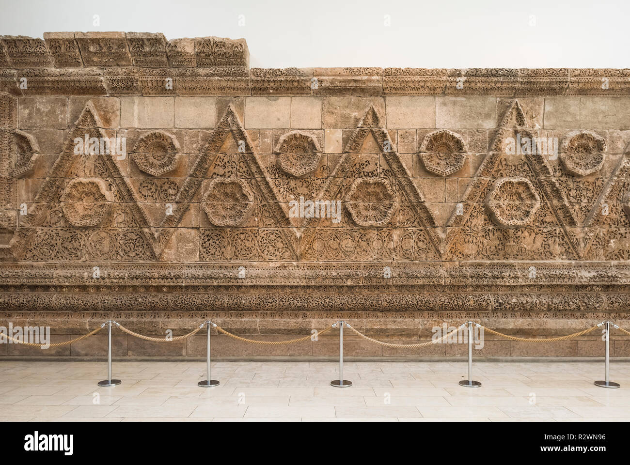 Berlin. Deutschland. Pergamon Museum. Die Mshatta Fassade, Teil einer eingerichteten Wüste schloss Wand von einem Palast der Umayyaden Qasr Al-Mshatta, in Jorda gebaut Stockfoto