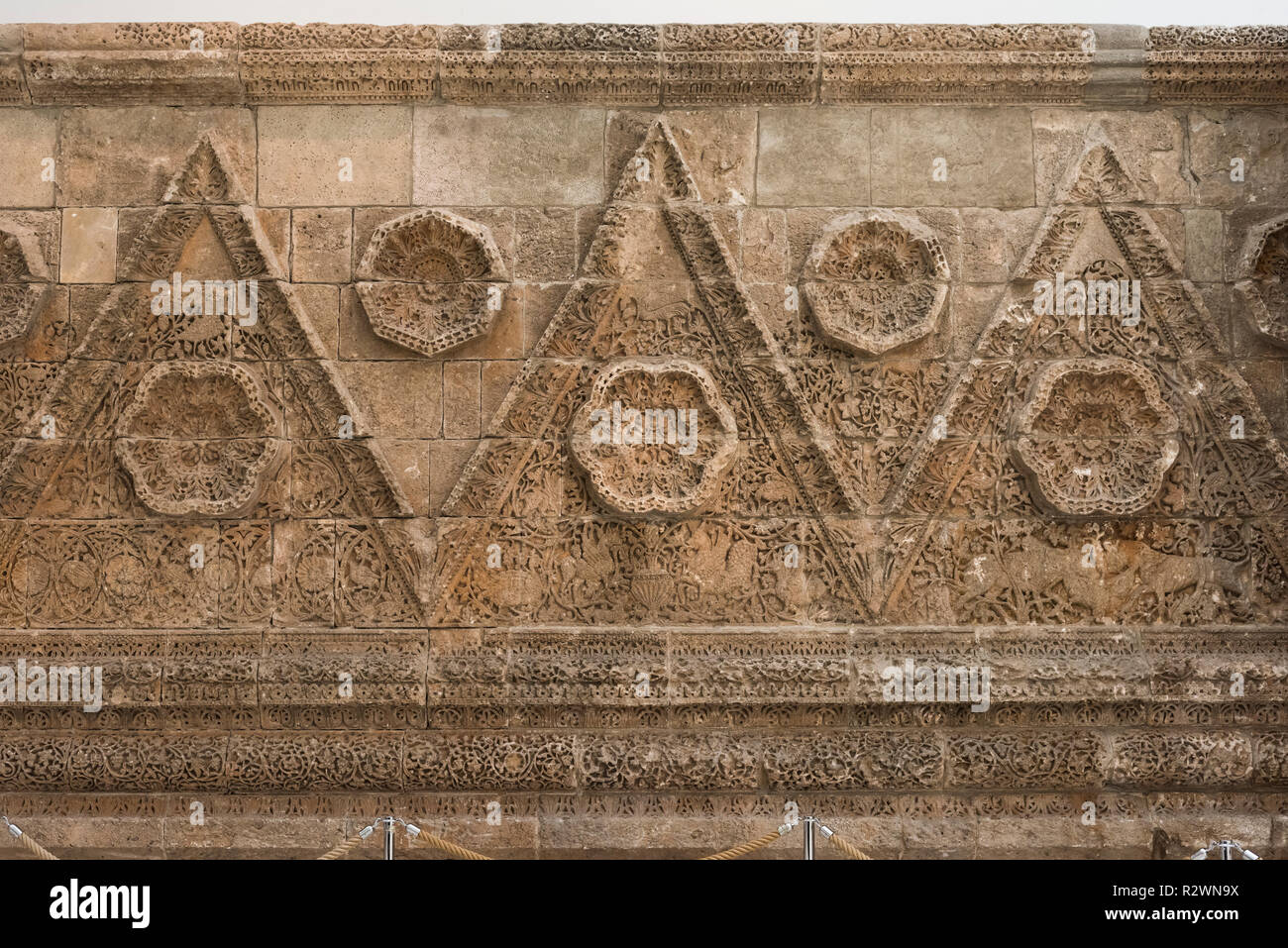 Berlin. Deutschland. Pergamon Museum. Die Mshatta Fassade, Teil einer eingerichteten Wüste schloss Wand von einem Palast der Umayyaden Qasr Al-Mshatta, in Jorda gebaut Stockfoto
