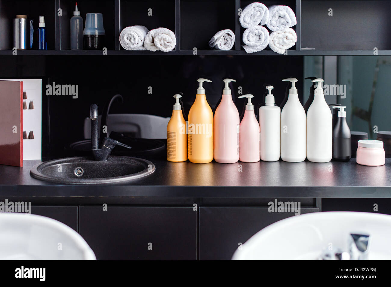 Friseur Arbeitsplatz. Moderne Beauty Salon. Friseursalon Interieur Business Stockfoto