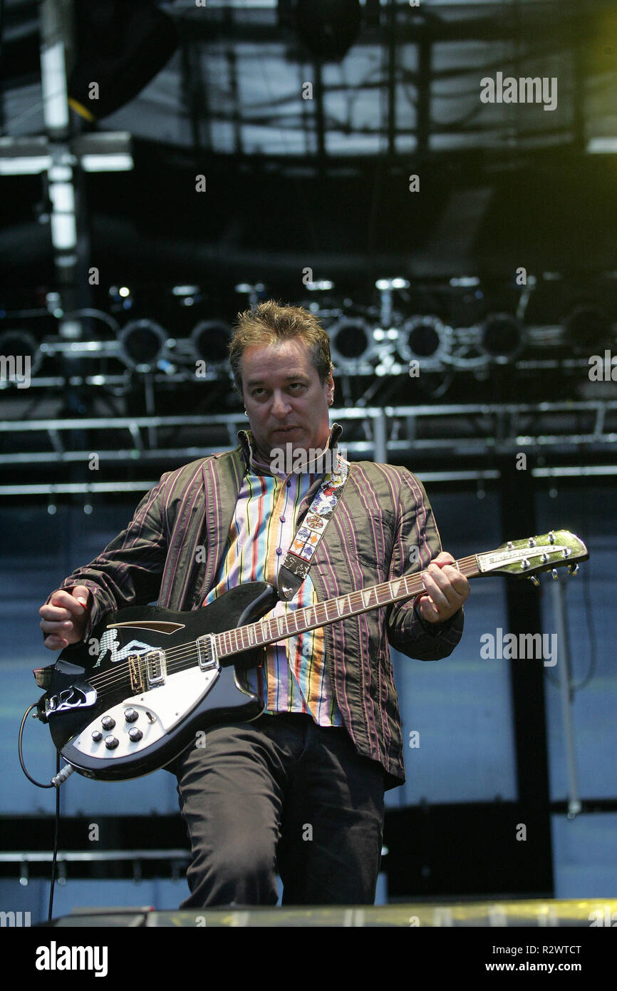 PETER BUCK R.E.M Konzert Rumpf KC STADIUM 5. Juli 2005 Stockfoto