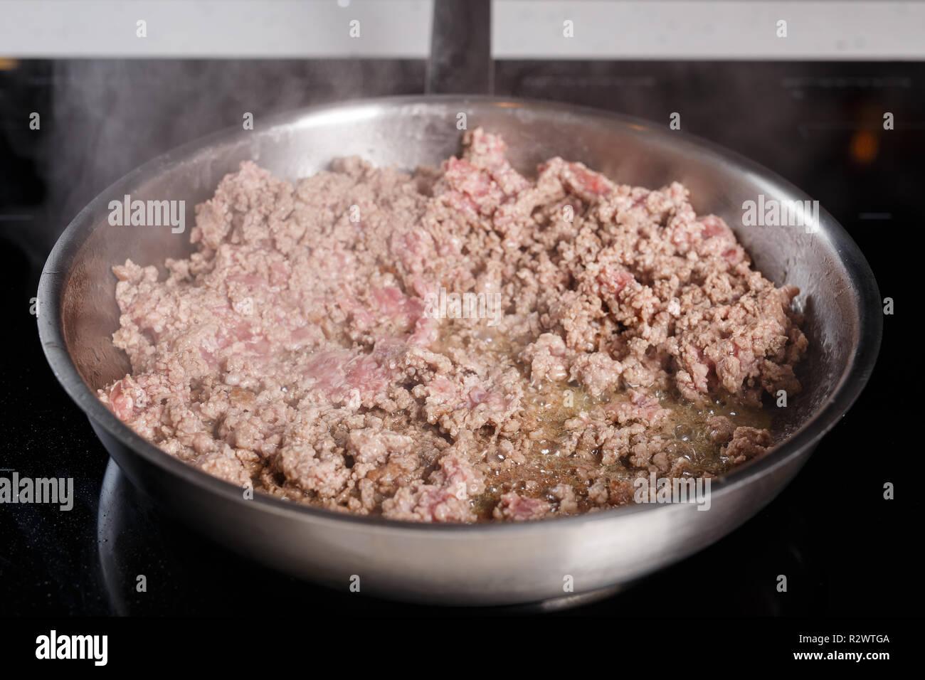 Hackfleisch in einer Pfanne brutzelnde Stockfoto