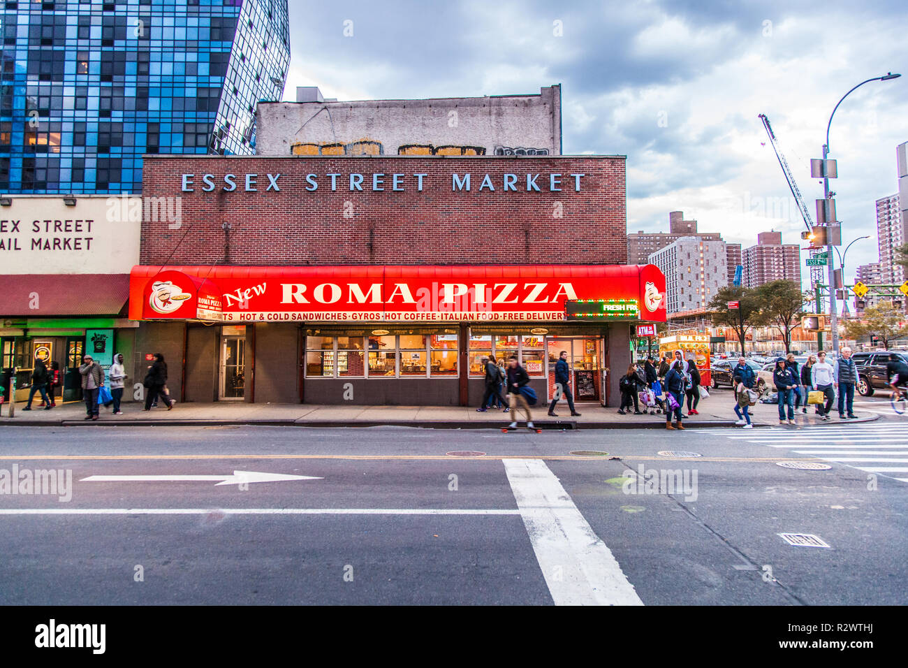 Roma Pizza und der Essex Street Market, Lower East Side, New York City, Vereinigte Staaten von Amerika. Stockfoto