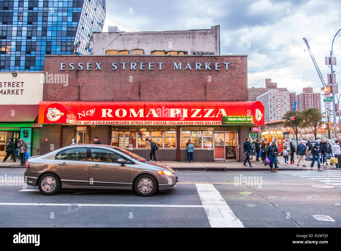 Roma Pizza und der Essex Street Market, Lower East Side, New York City, Vereinigte Staaten von Amerika. Stockfoto