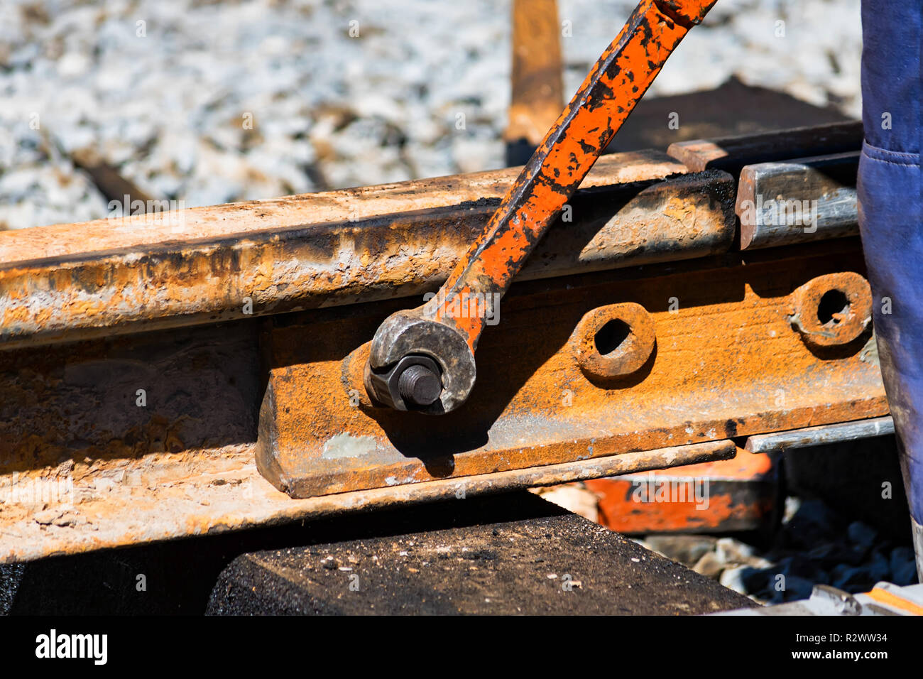 Arbeitnehmer strafft die skrew in Eisenbahn- oder Straßenbahnschienen Stockfoto Arbeitnehmer strafft die skrew in Eisenbahn- oder Straßenbahnschienen Stockfoto