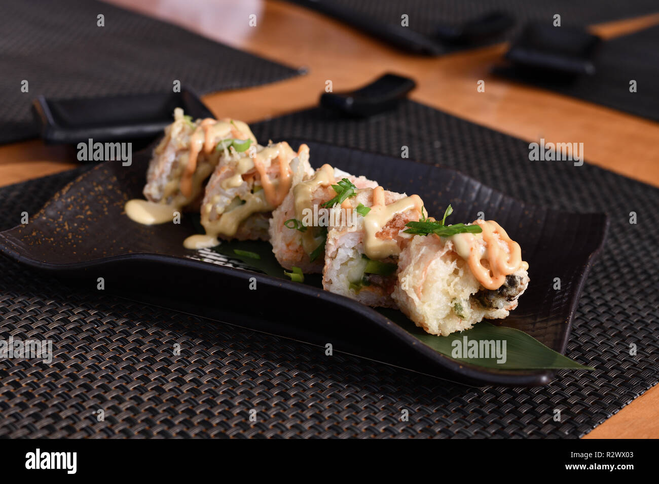 Gebackene Brötchen am Tisch in einem Restaurant Stockfoto