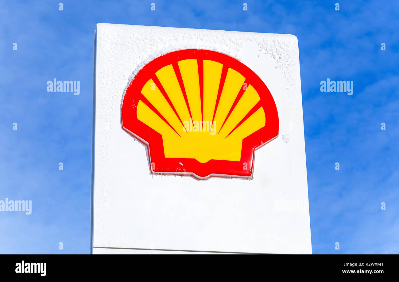 Samara, Russland - Januar 8, 2018: Emblem der Royal Dutch Shell Oil Company gegen den blauen Himmel Stockfoto