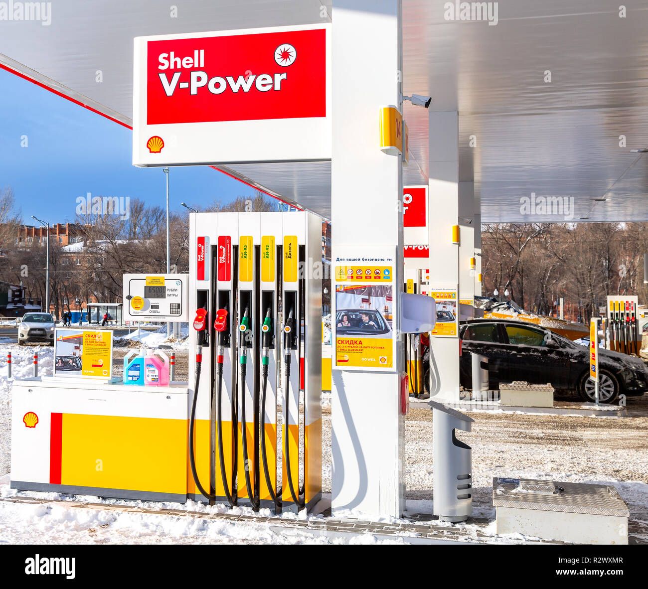 Samara, Russland - Januar 8, 2018: Shell Tankstelle mit tanken Autos im Winter Stockfoto