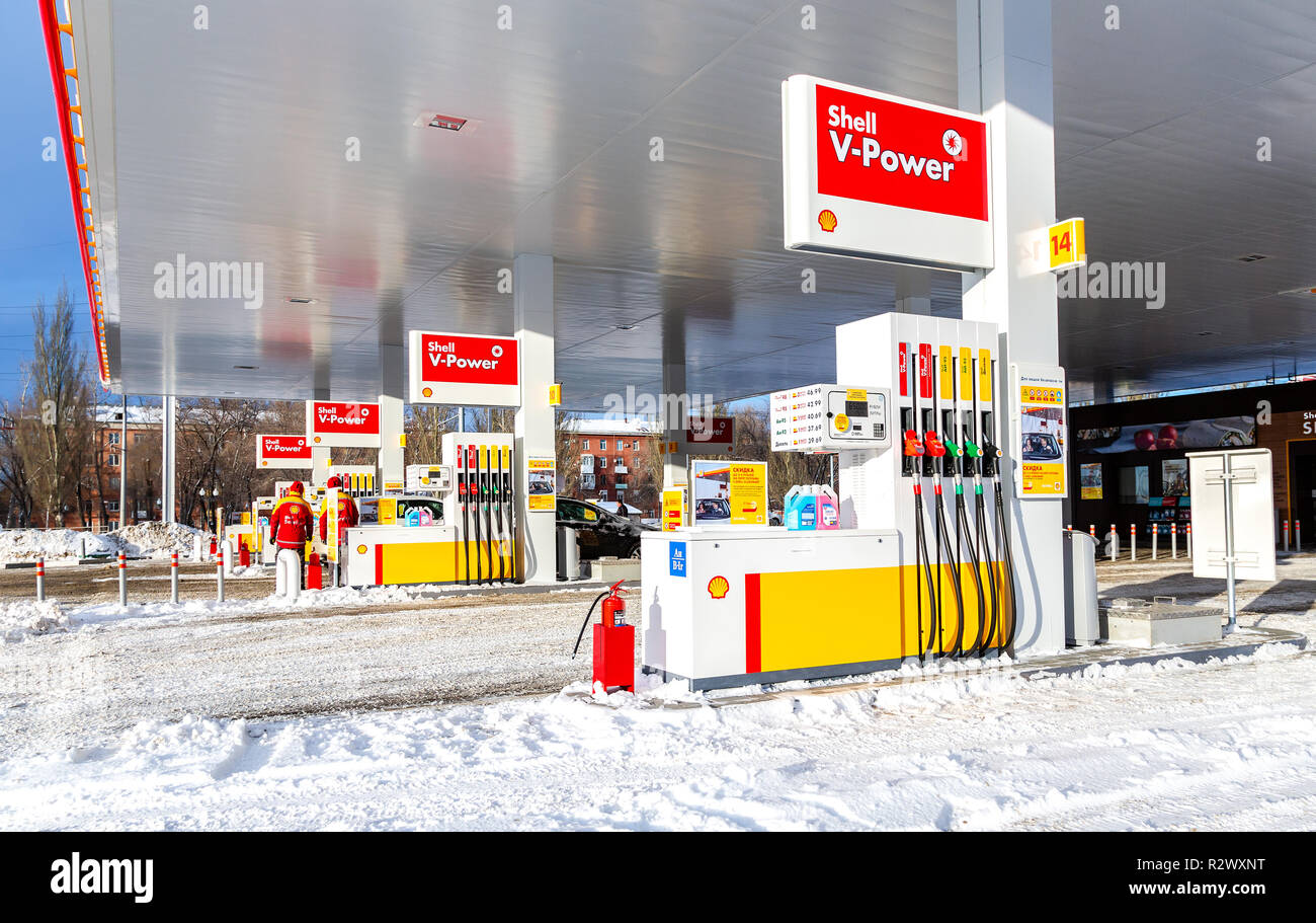 Samara, Russland - Januar 8, 2018: Shell Tankstelle mit tanken Autos im Winter Stockfoto