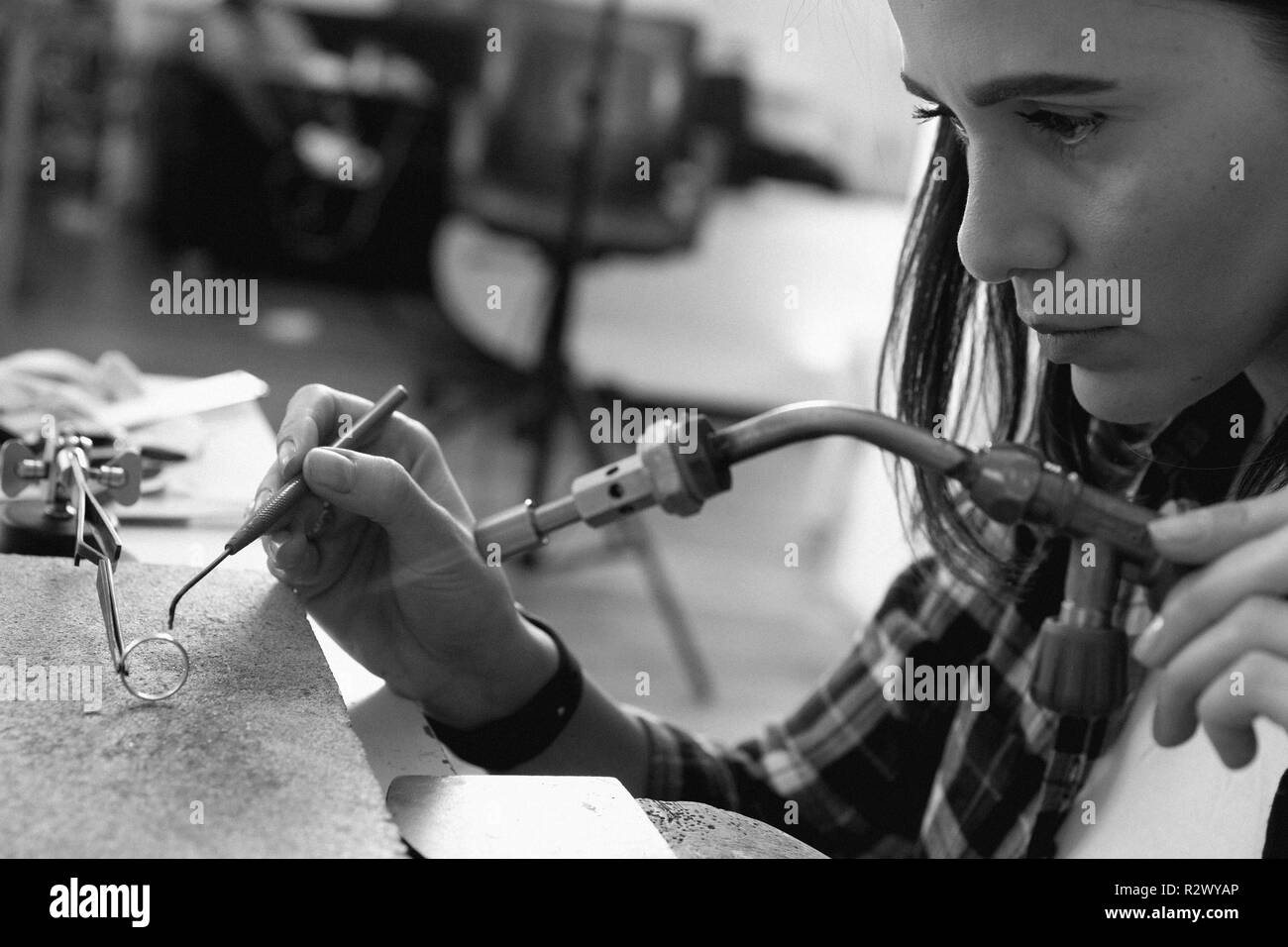 Juwelier bei der Arbeit, Handwerk in einem Schmuck Werkstatt. Stockfoto