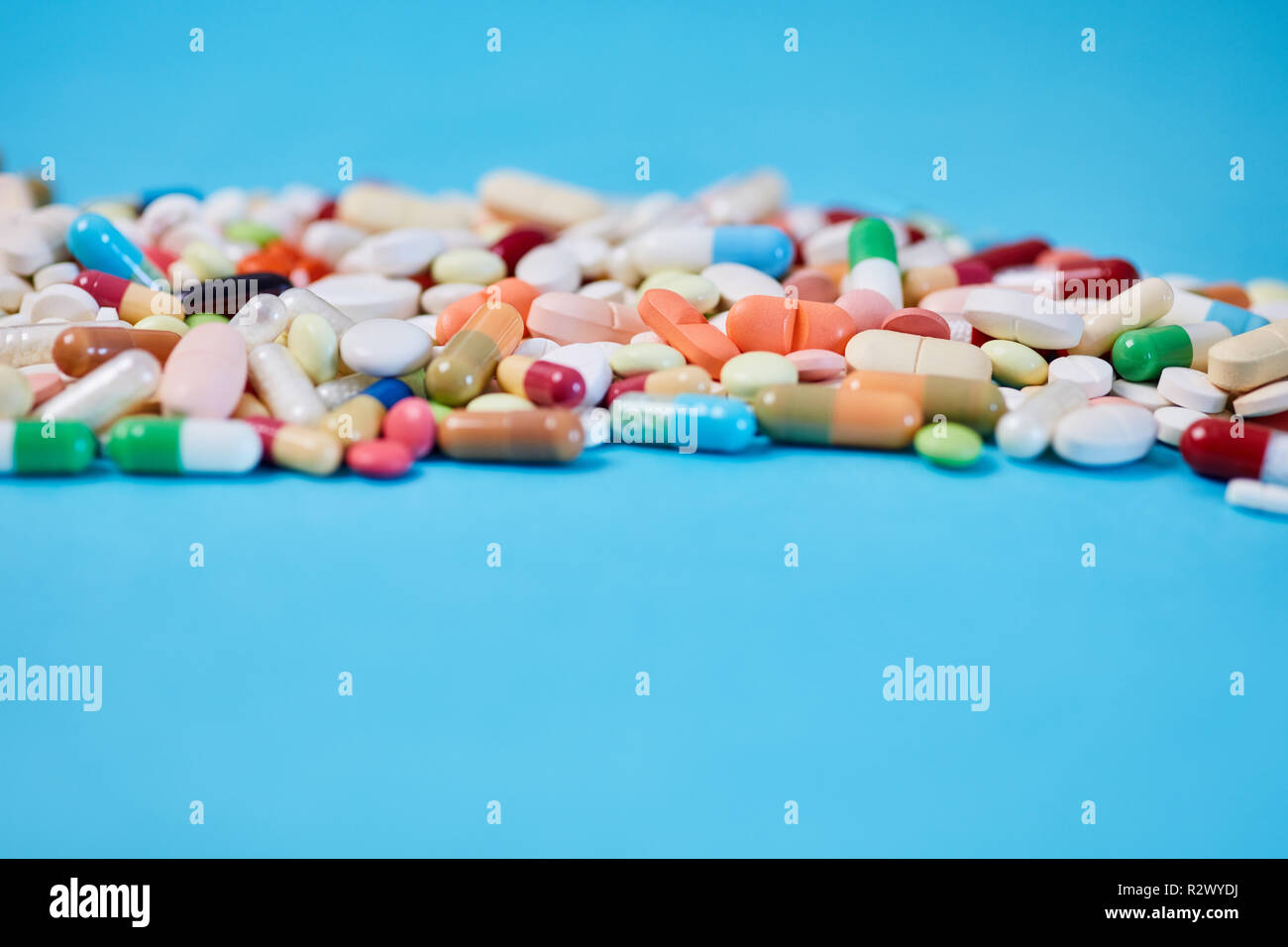 Viele bunte Medikamente und Tabletten als pharmazeutische Hintergrund Stockfoto