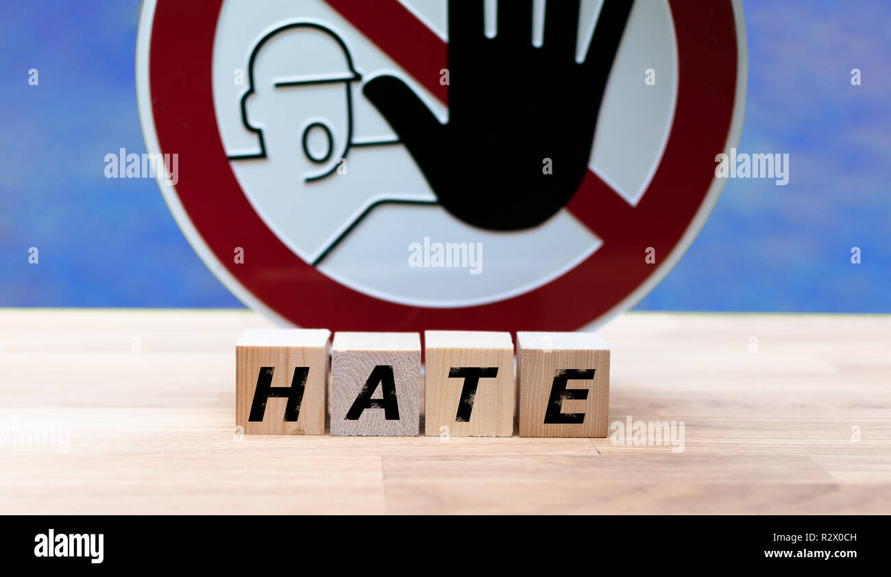 Würfel Form das Wort 'Hate' vor einem Stoppschild Stockfoto