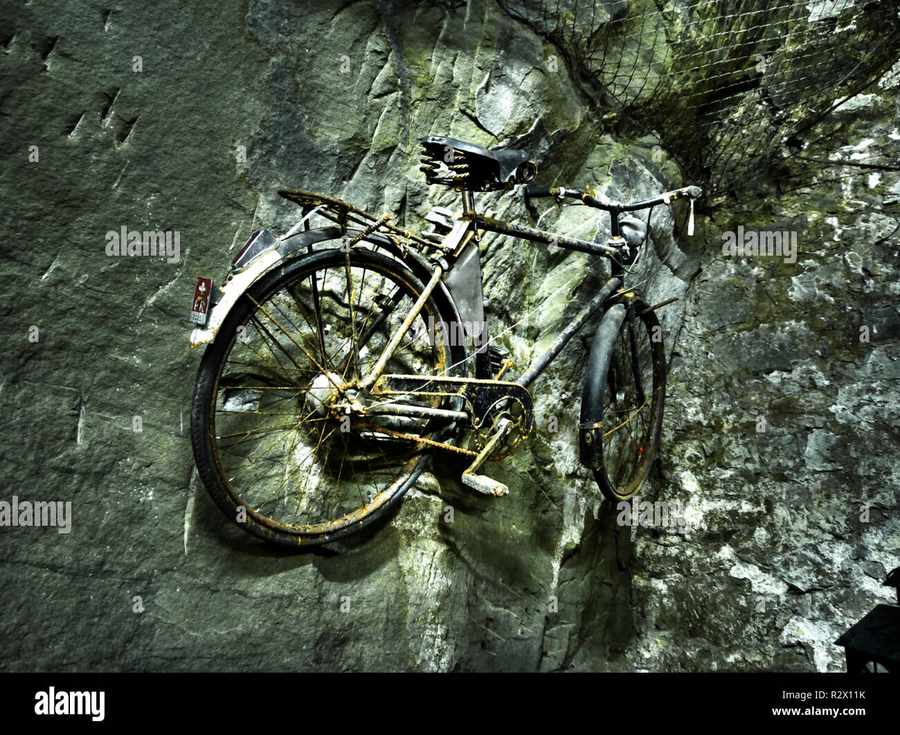 Alte kaputte Fahrrad in einer Höhle Stockfoto