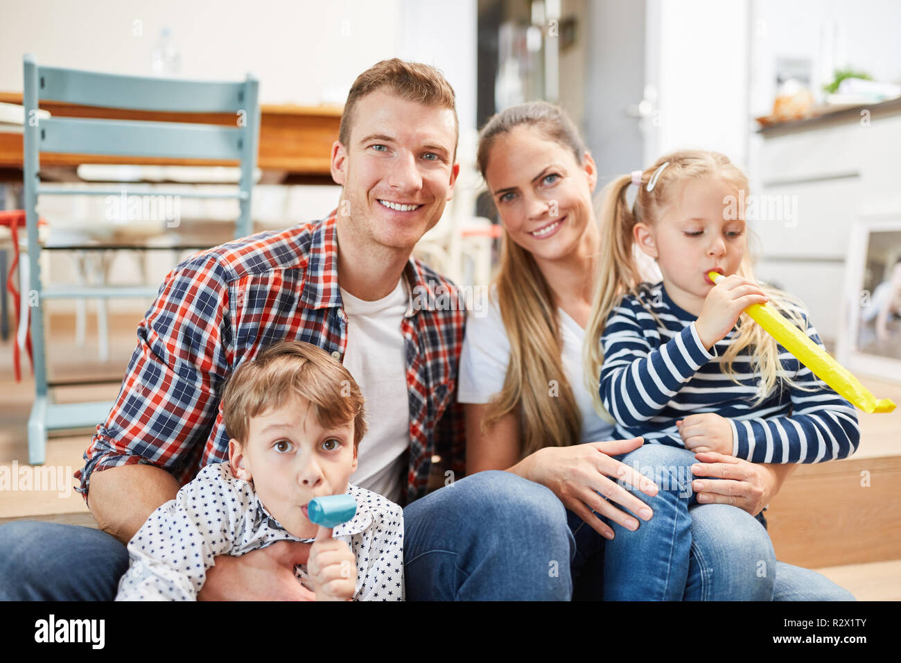 Eltern und Kinder feiern zusammen in das neue Haus als Zuhause nach dem Umzug Stockfoto