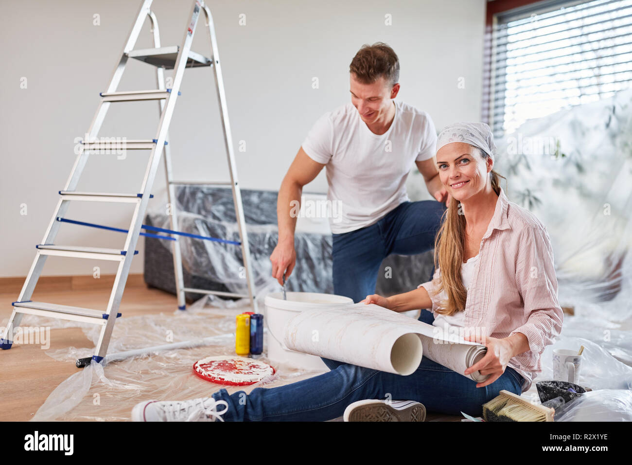 Junges Paar verzieren und Maler im neuen Haus renovieren Stockfoto