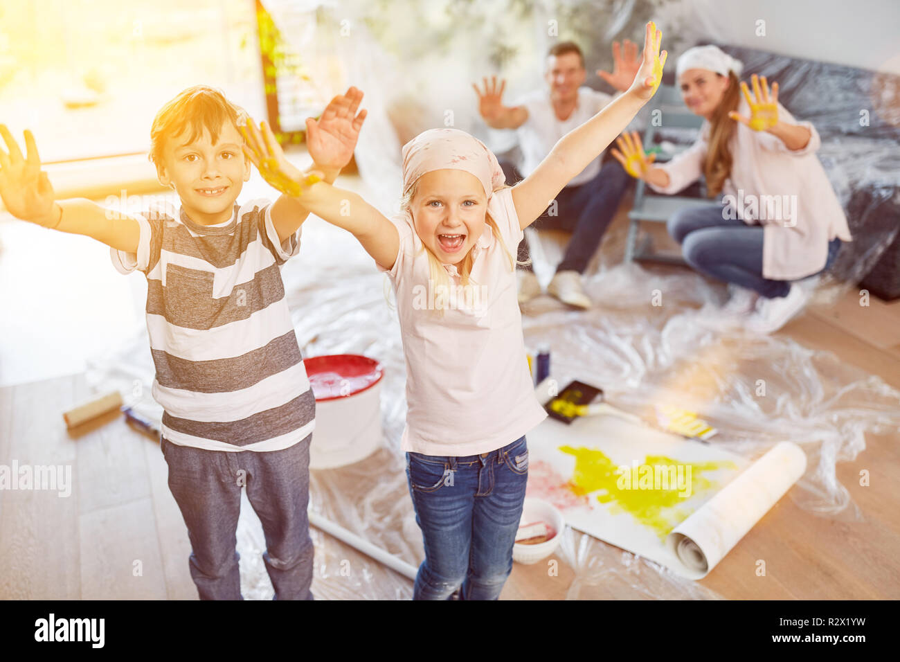 Familie und Kinder haben Spaß mit der Renovierung mit Farbe auf Ihren Händen Stockfoto