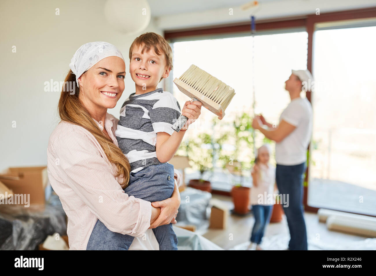 Mutter und Sohn gemeinsam mit der Familie während der Renovierungsarbeiten im neuen Haus Stockfoto