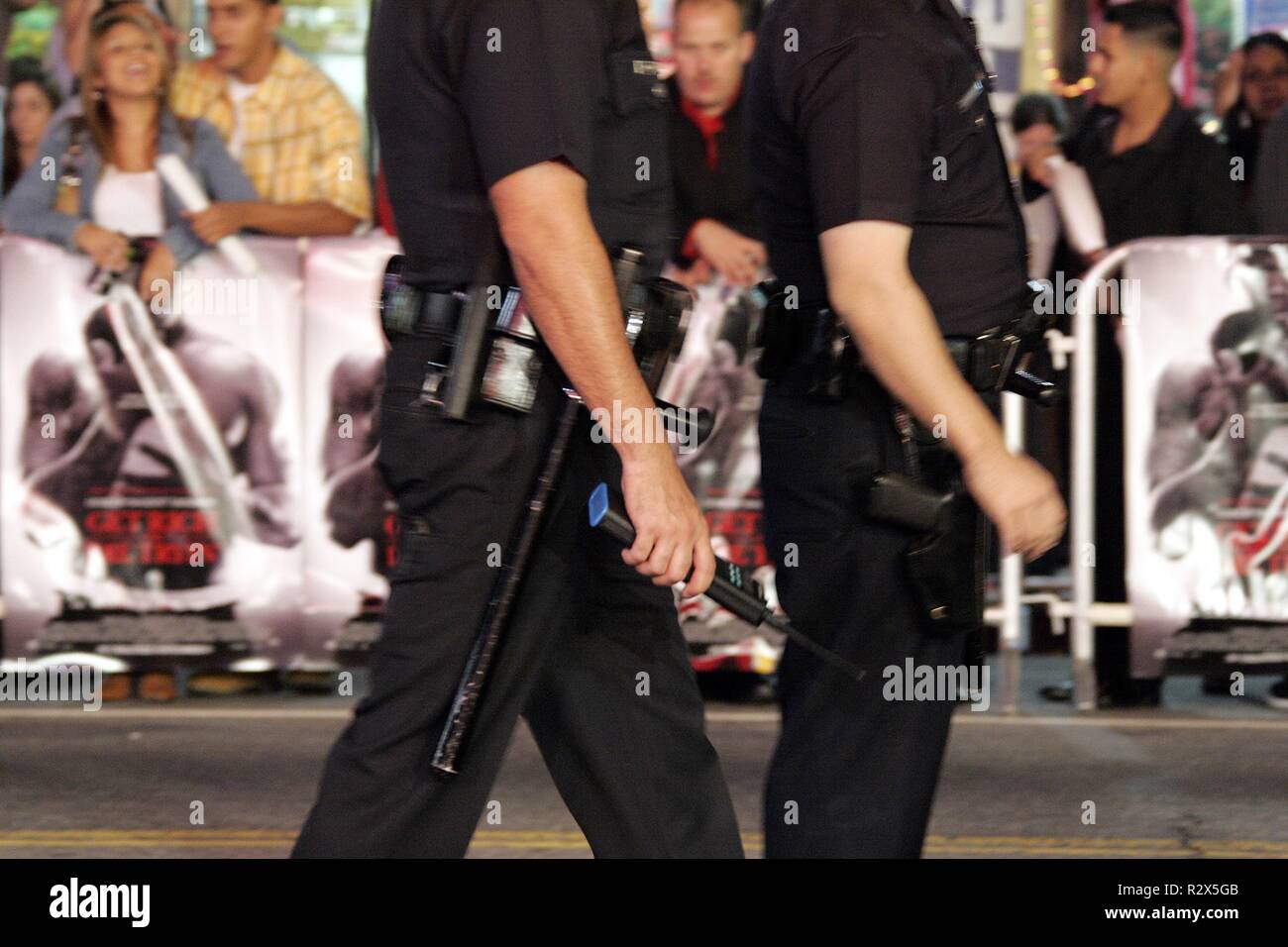 LAPD SICHERHEIT FÜR 50 CENT Get Rich or Die Tryin' Welt PREMIER CHINESE THEATRE HOLLYWOOD, Los Angeles, USA, 02. November 2005 Stockfoto