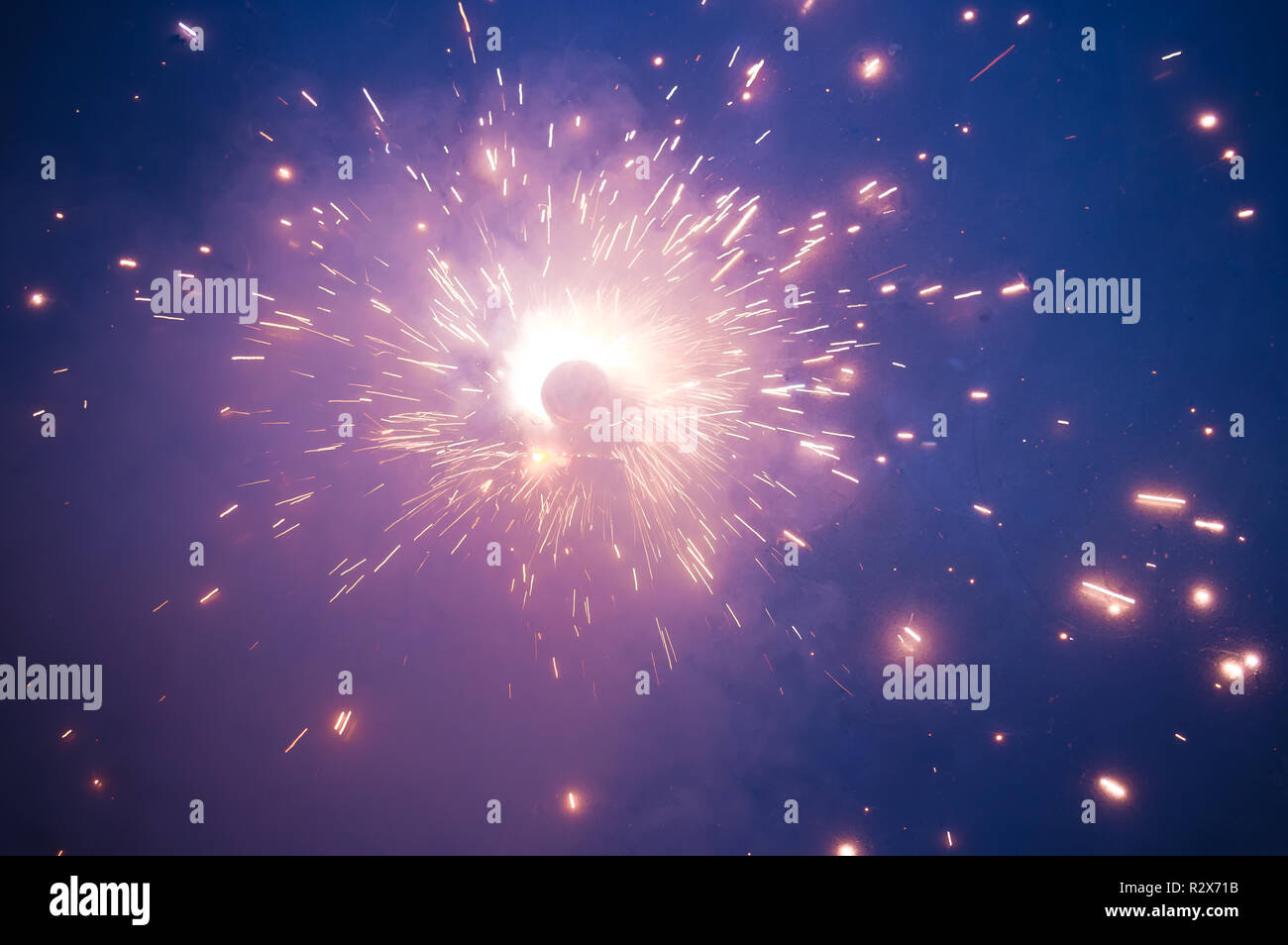 Ferien Feuerwerk Feuerwerk in der Nacht. Feuerwerkskörper Funken. Frohes neues Jahr Dekoration isoliert. Explosion Feuerwerkskörper, urlaub Feier. Weihnachten spa Stockfoto