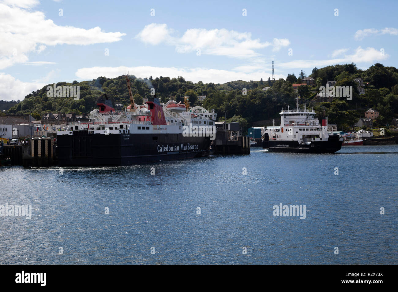 Zwei Caledonian McBrayne Fähren am Dock in Oban, Argyll, Schottland. Stockfoto