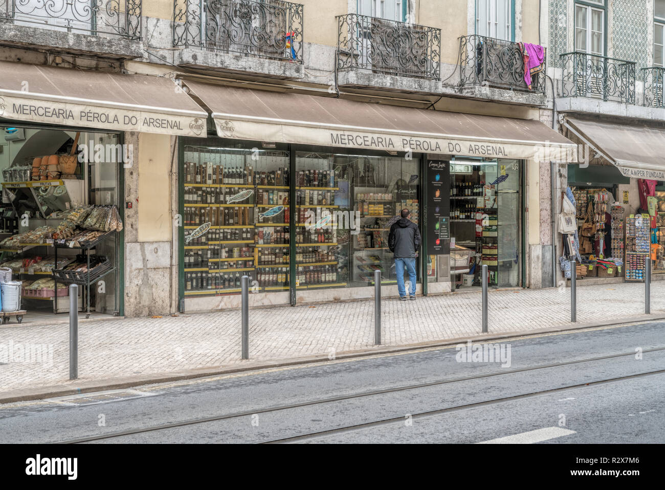 Einkaufsstraße in Lissabon. Blick auf die Straße im Stadtteil Chiado, Lissabon, Hauptstadt von Portugal. Stockfoto