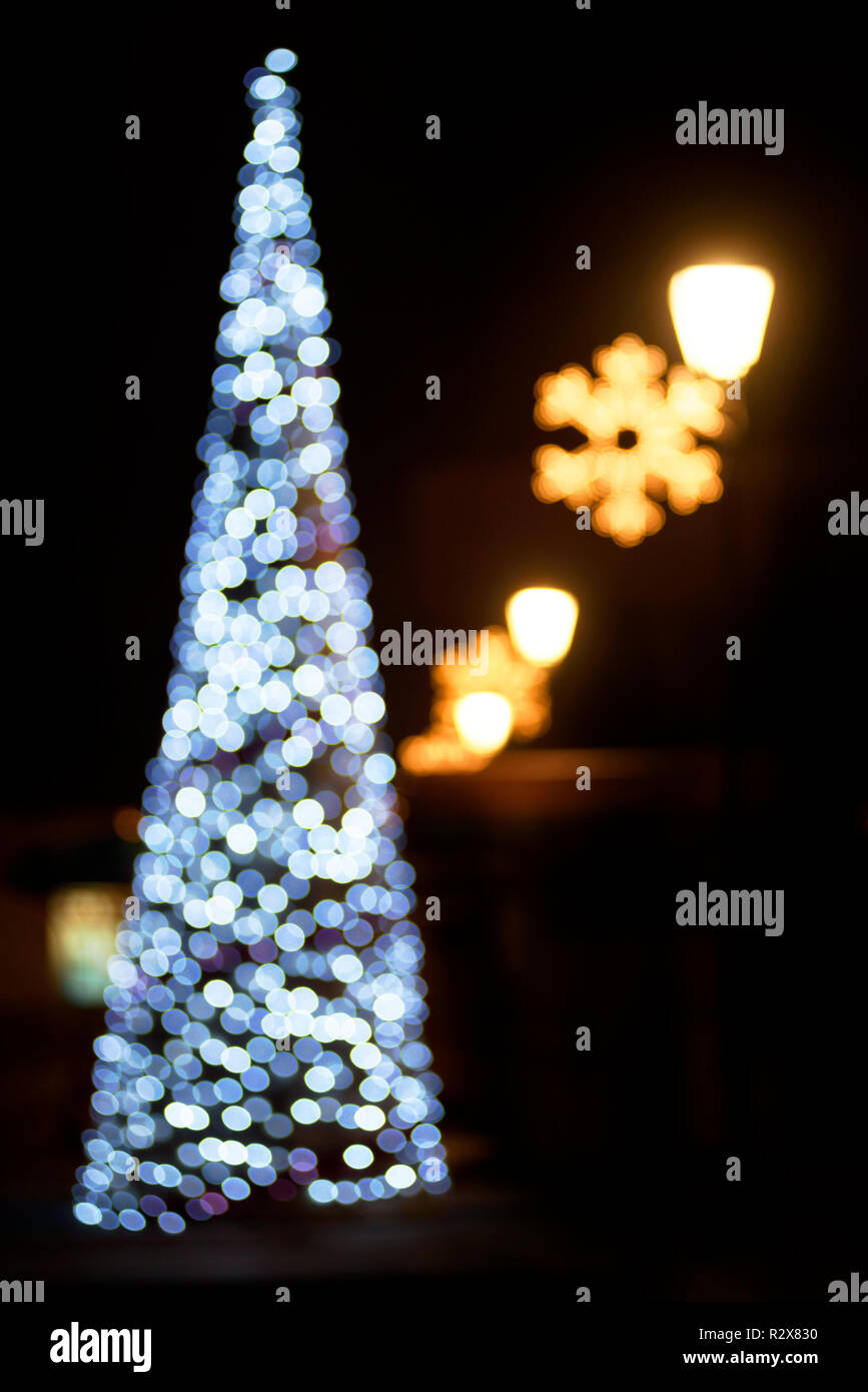 Weihnachtsbaum blur Lichter am Heiligabend. Abstrakte bokeh der neuen Jahre street Dekoration. Stockfoto