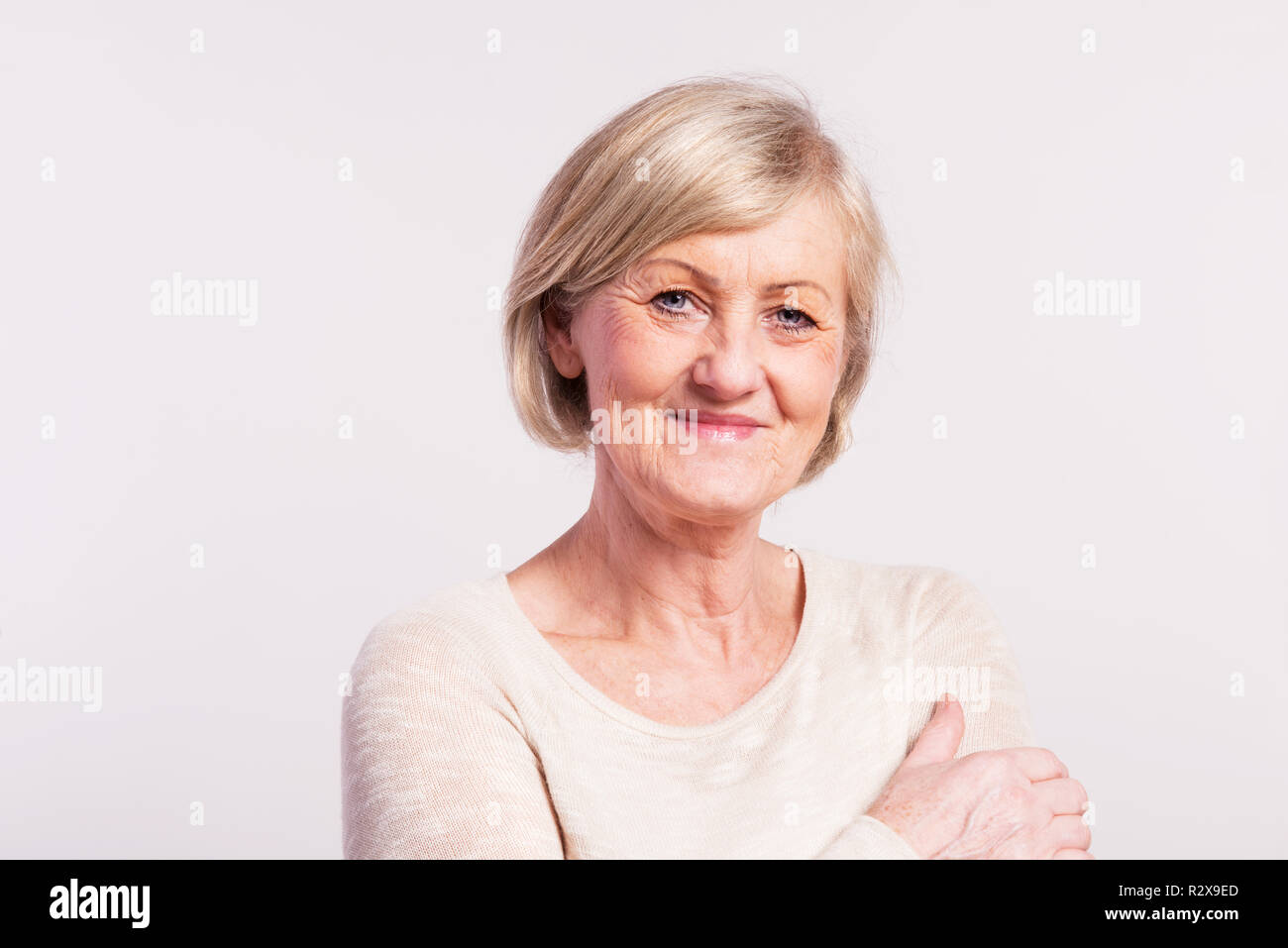 Porträt einer älteren Frau im Studio. Stockfoto