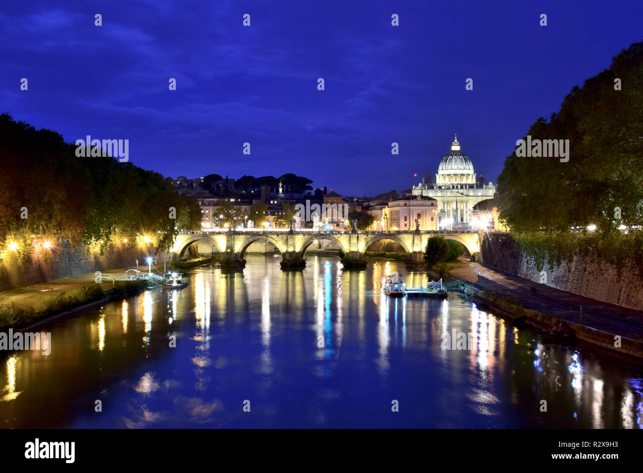 Blick auf St. Peter Kathedrale in Rom, Italien Stockfoto