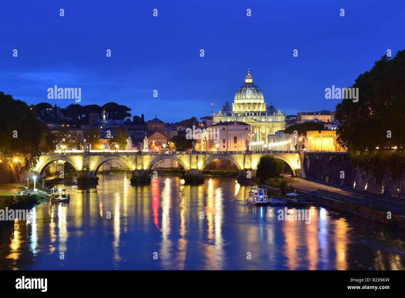 Blick auf St. Peter Kathedrale in Rom, Italien Stockfoto