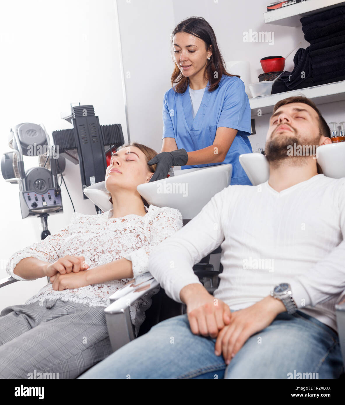 jungen frau friseur haare waschen