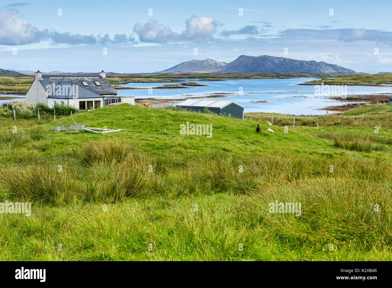 Traditionelle Ferienhaus in der wunderschönen schottischen Landschaft, North Uist, Äußere Hebriden, Schottland, Großbritannien, Europa Stockfoto