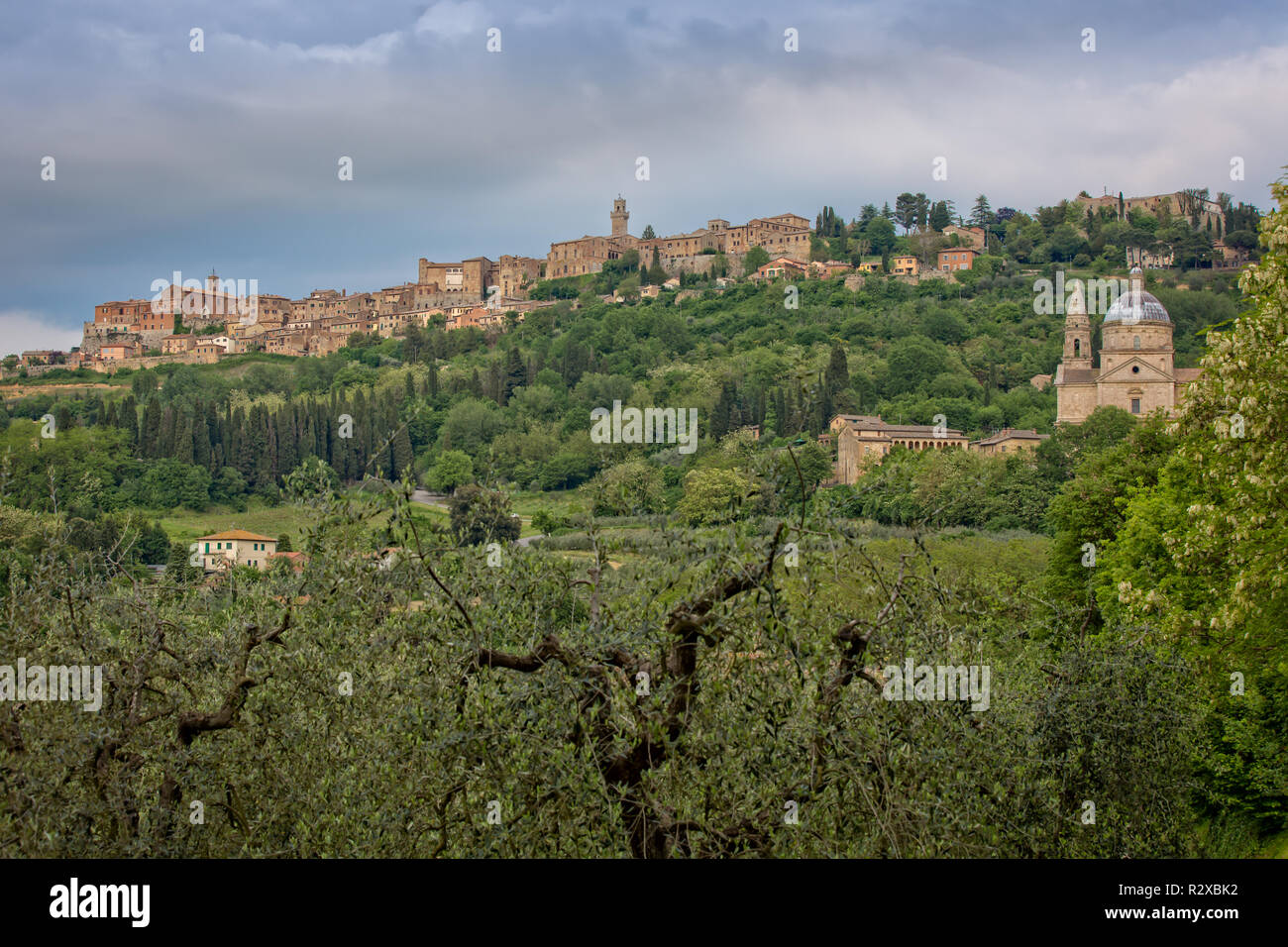 Das mittelalterliche Dorf von Montepulciano. Blick auf die Kirche Madonna di San Biagio und der Hügel Stadt Montepulciano in der Toskana, Italien Stockfoto