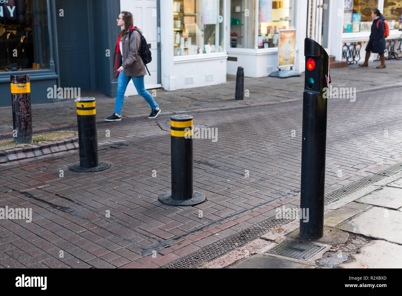 Automatische steigende Poller Verkehr in das Stadtzentrum von Cambridge, Cambridgeshire, England, Großbritannien Stockfoto