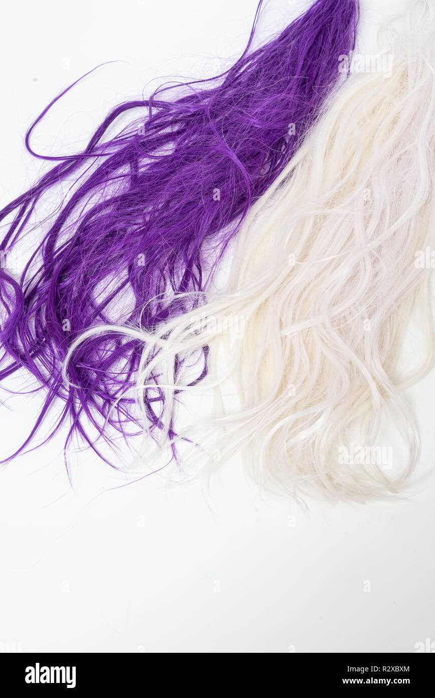 Lange gefärbte Haare auf eine weiße Fläche Stockfoto