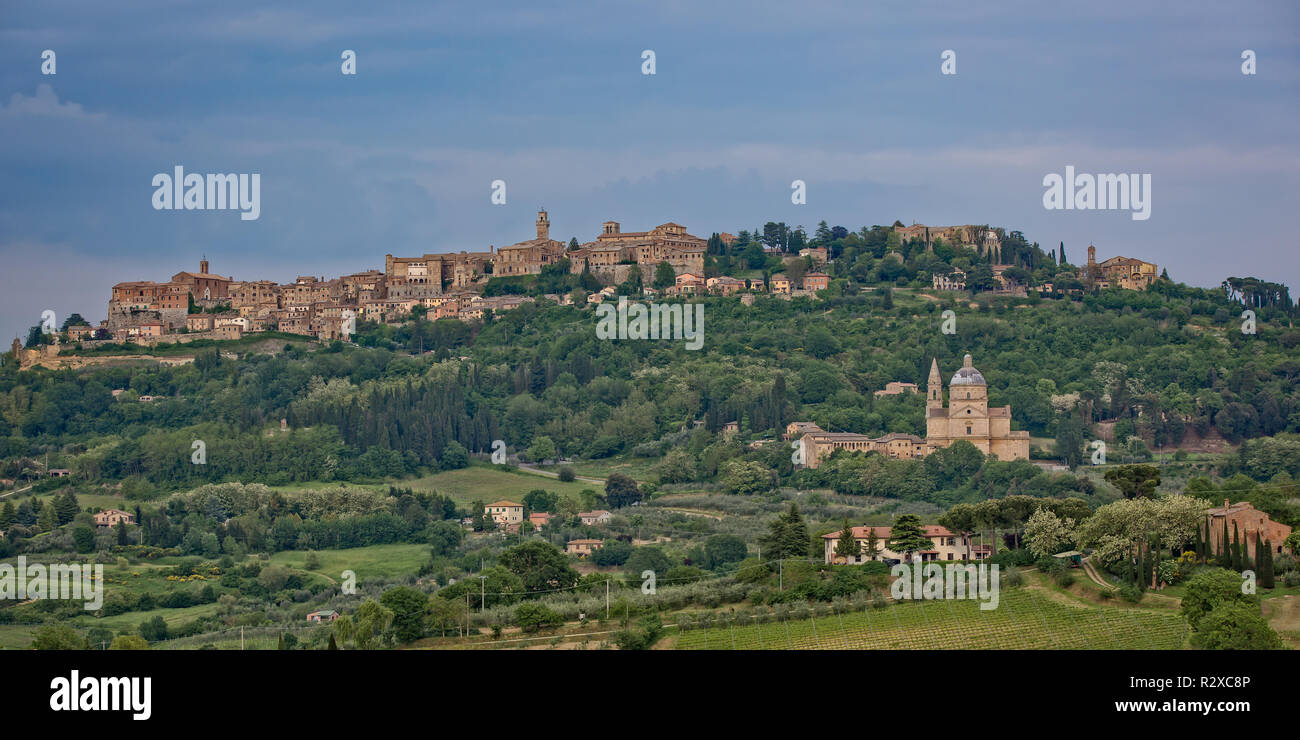 Das mittelalterliche Dorf von Montepulciano. Blick auf die Kirche Madonna di San Biagio und der Hügel Stadt Montepulciano in der Toskana, Italien Stockfoto