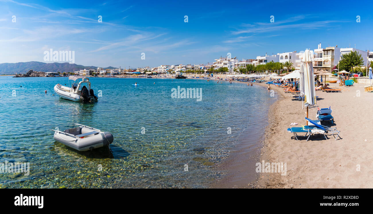 Boote und Sonnenschirme in Toroni Strand - Sonniger Tag (Rhodos, Griechenland) Stockfoto