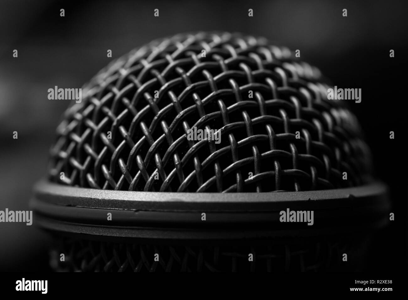 Monochrome Professional Audio Mikrofon Kühlergrill selektiven Fokus Stockfoto