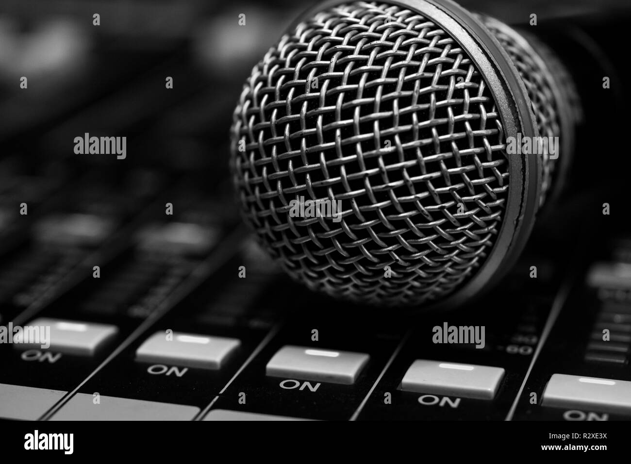 Professional Audio Mikrofon auf Digital Mixing Console/Schreibtisch mit Stummschaltung und wählen Sie die Option Steuerelemente Stockfoto
