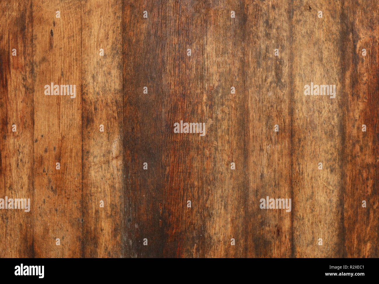 Vintage Brown barrel Holzbohlen Hintergrund Textur mit Kratzern und schwarze Flecken über Holz von alten Eichenfass unten, in der Nähe Stockfoto