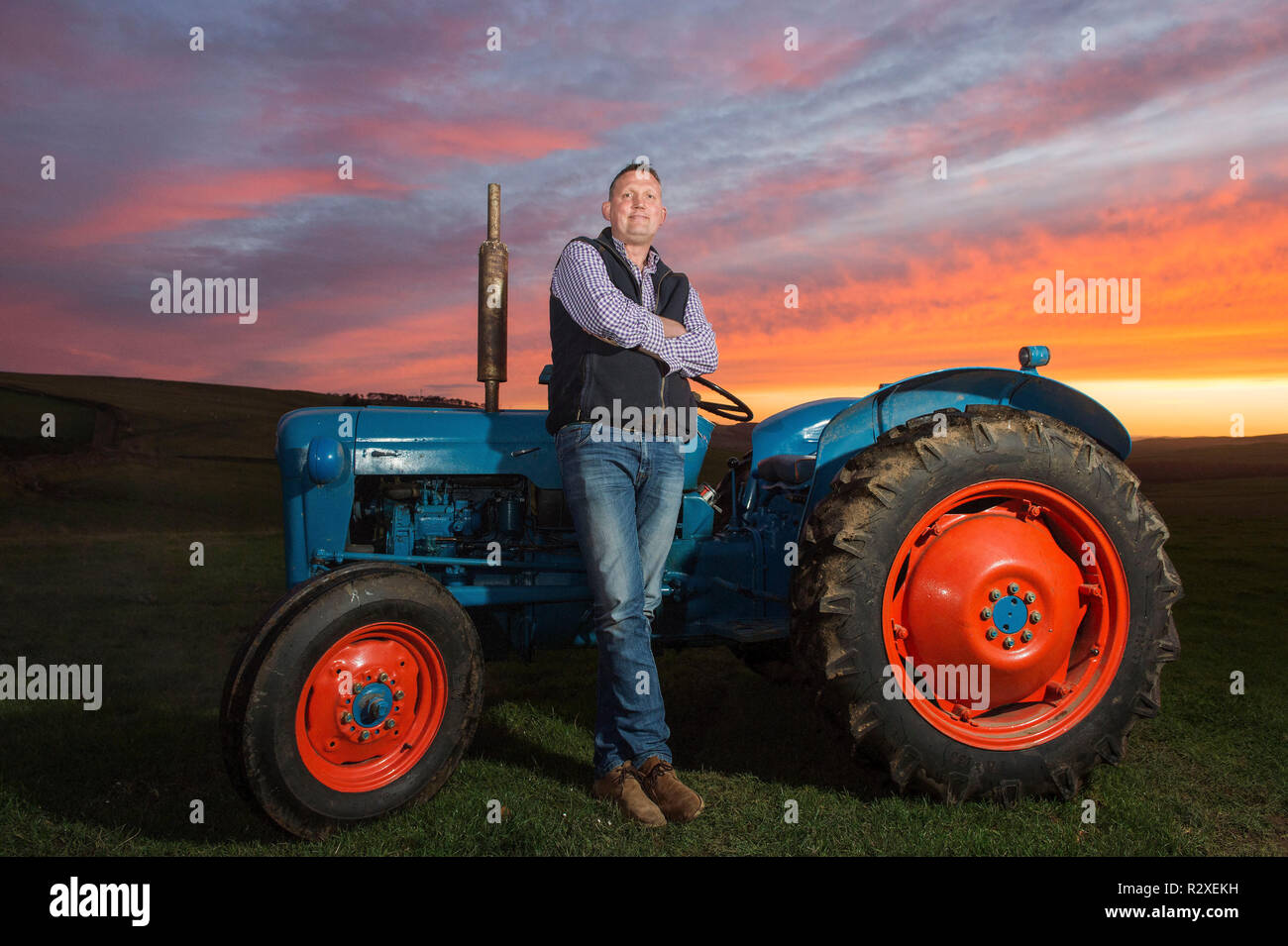 Ehemaliger schottischer Rugbyspieler Doddie Wehr dargestellt mit seinen fordson Dexta Schlepper auf seiner Farm in der Nähe von Galashiels. Stockfoto